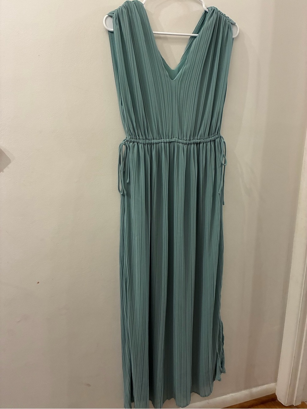 ASTR the label - Sleeveless V-Neck Pleated Maxi Dress in seafoam - size small